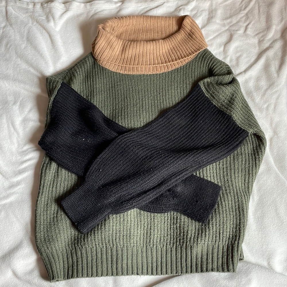 XL tri-colored cowl neck sweater with puff sleeves